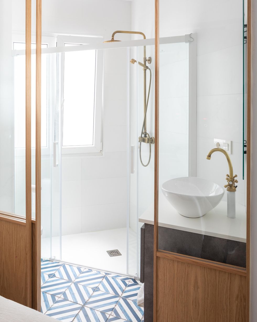 baño acristalado con suelo de azulejo en apartamento pequeño en san sebastián con espacio abierto