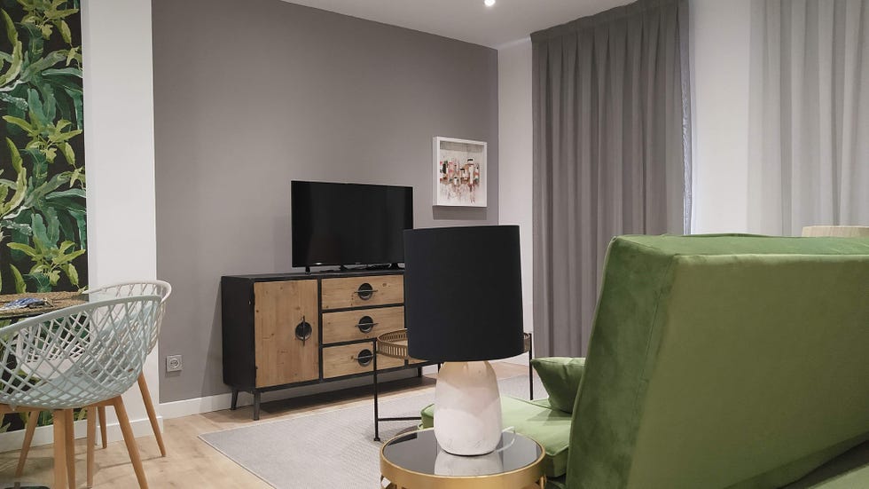 mueble de televisión de madera y metal negro de estilo industrial