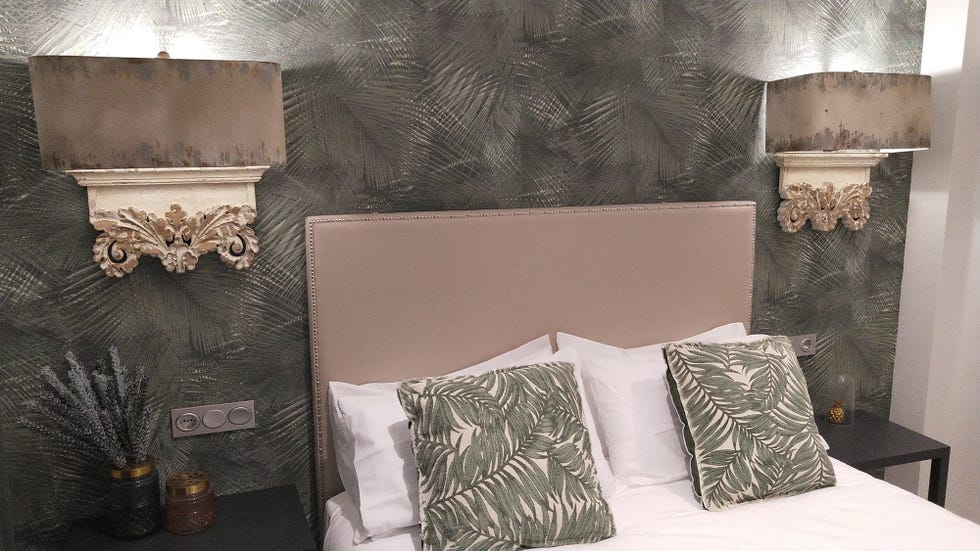 papel pintado con motivos botánicos y apliques ornamentales