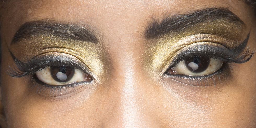 How to wear gold eyeshadow