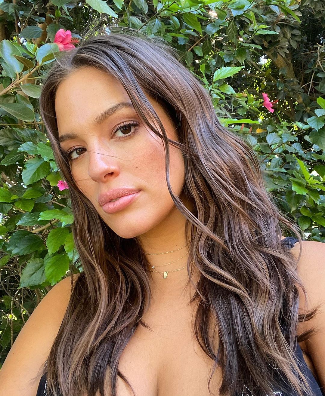 Ashley Graham just posted a very pregnant naked selfie