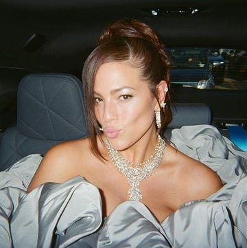 ashley graham posa sin ropa en la cama