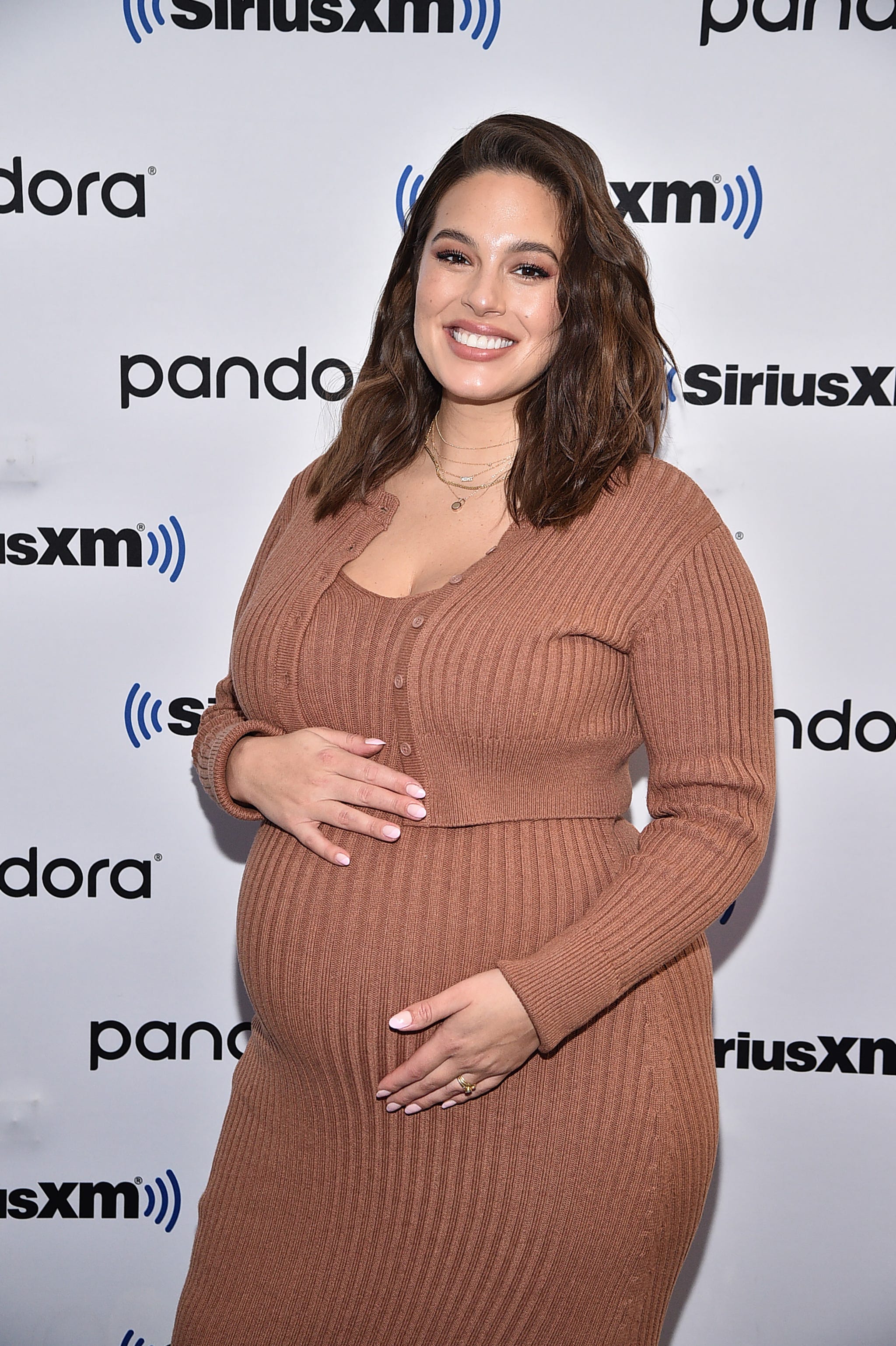 Ashley Graham imita a Demi Moore en su último posado embarazada