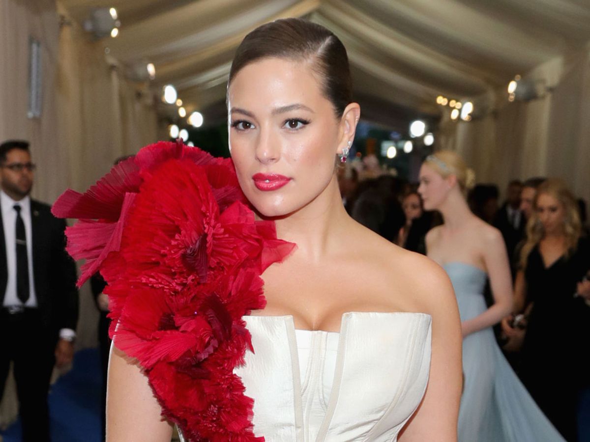 Ashley Graham's strapless bra hack is a game changer for women with large  breasts - HelloGigglesHelloGiggles