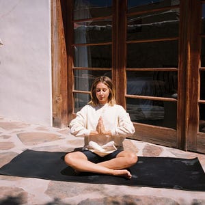 ashley tisdale embarazada haciendo yoga