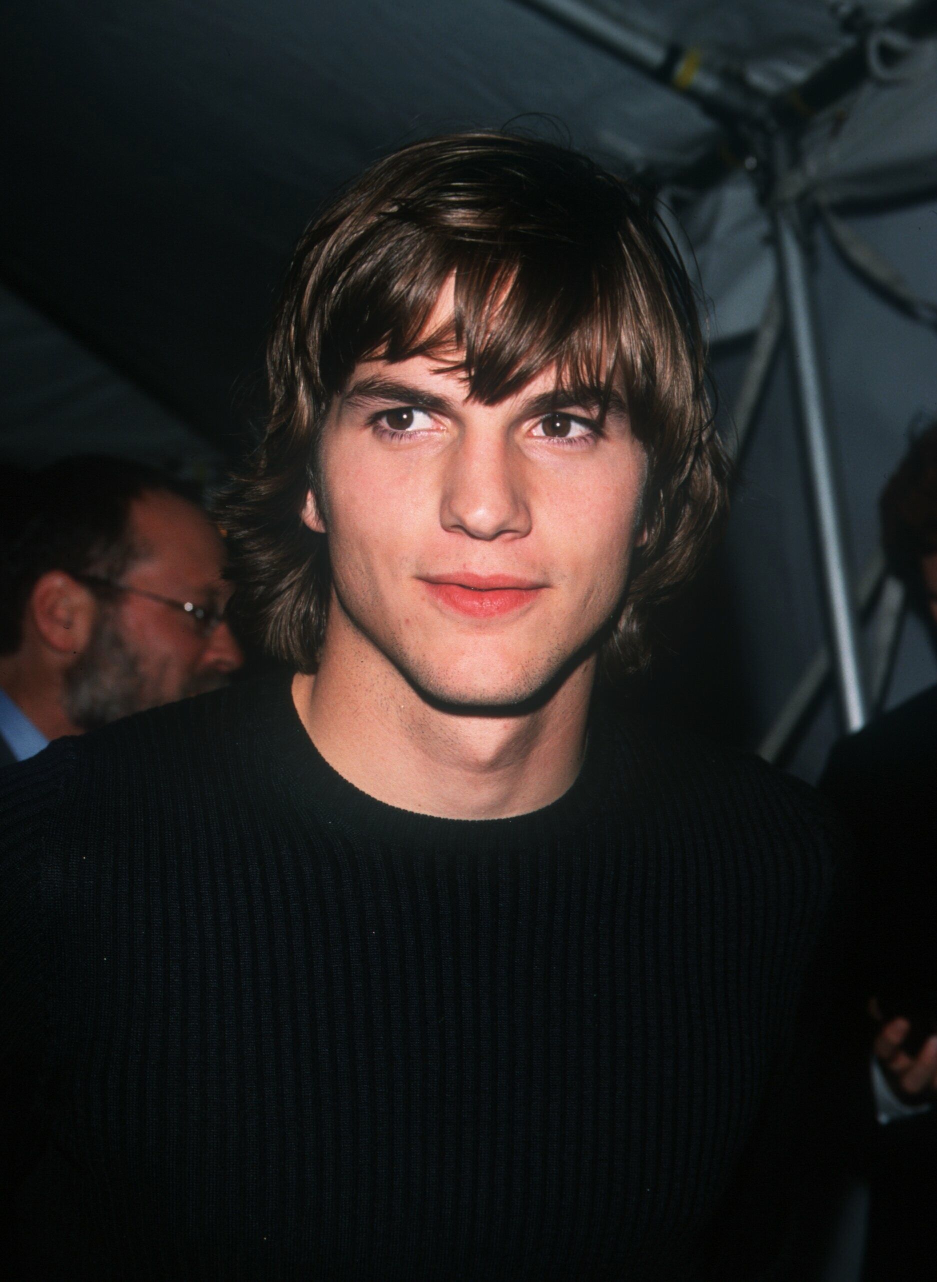 Ashton Kutcher Layered Messy Hairstyle for Men  Hairstyles Weekly