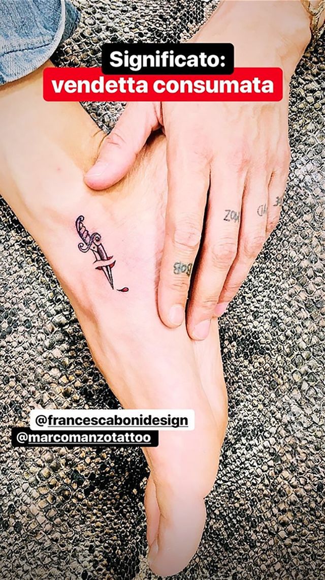 Finger, Skin, Temporary tattoo, Joint, Hand, Leg, Arm, Flesh, Font, Human body, 
