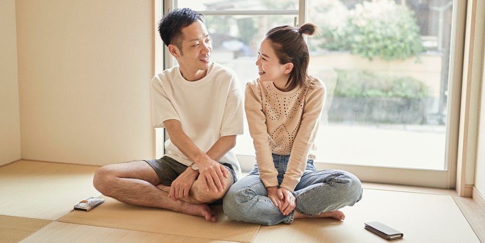 Pareja asiática relajándose en la habitación de estilo japonés en casa pareja asiática relajándose en la habitación de estilo japonés en casa