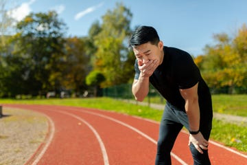 hardloper wordt misselijk tijdens zijn training