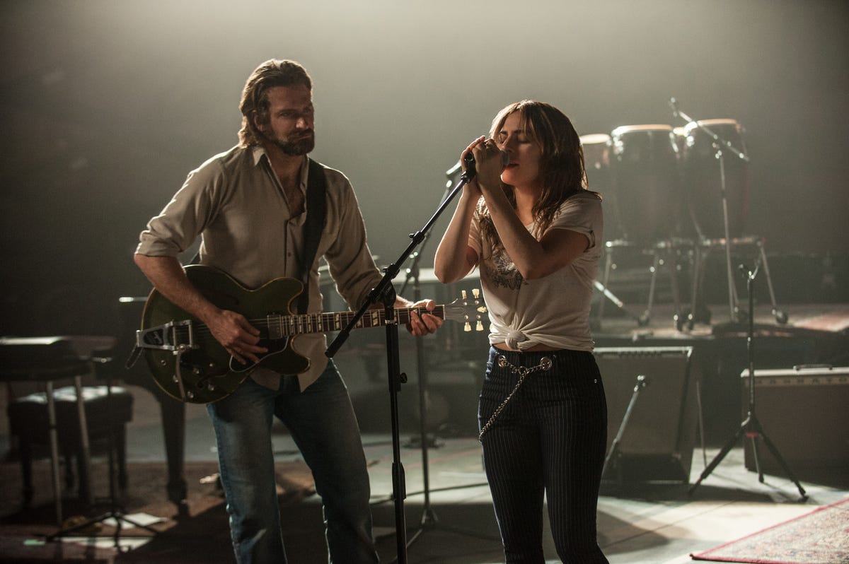 Lady gaga cooper shallow. A Star is born Брэдли Купер. Леди Гага в фильме звезда родилась. Колин о'Донохью Песчаная буря. Брэдли Купер в фильме звезда родилась.