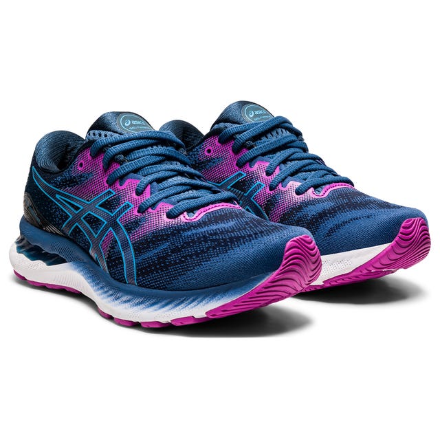 zapatilla de running asics gel nimbus 23 en color morado, azul y rosa