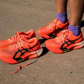 Small increases in running shoe weight tied to slower race times