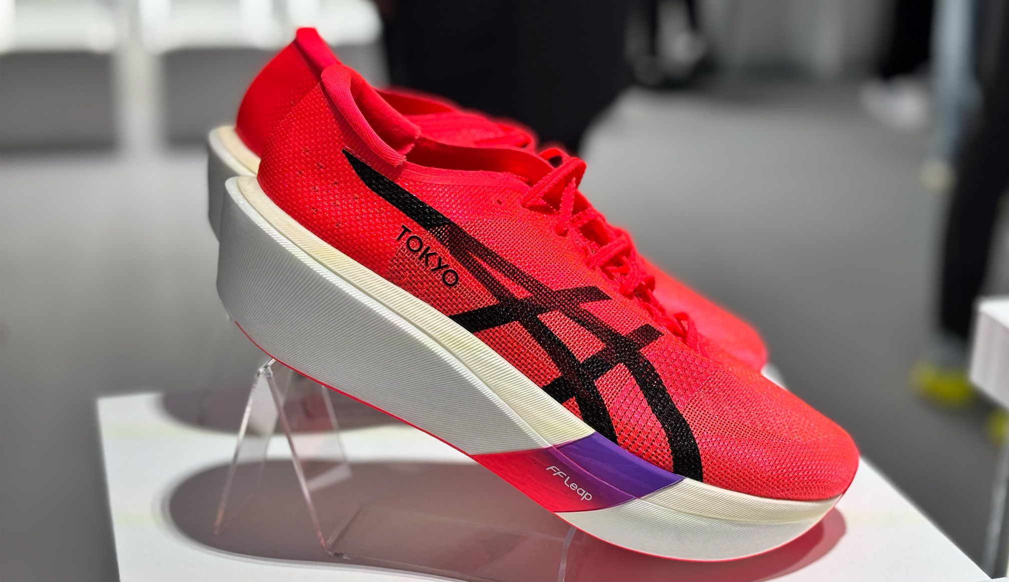 asics Carbon Fiber 9.9 レッド 27cm Asics Metaspeed Ray: Meet the lightest super shoe yet