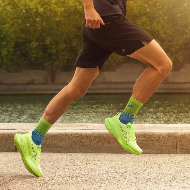un corredor con las zapatillas de running asics novablast 4 en color verde