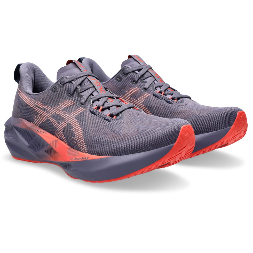 las zapatillas de running asics novablast 5 en color negro negro y rojo