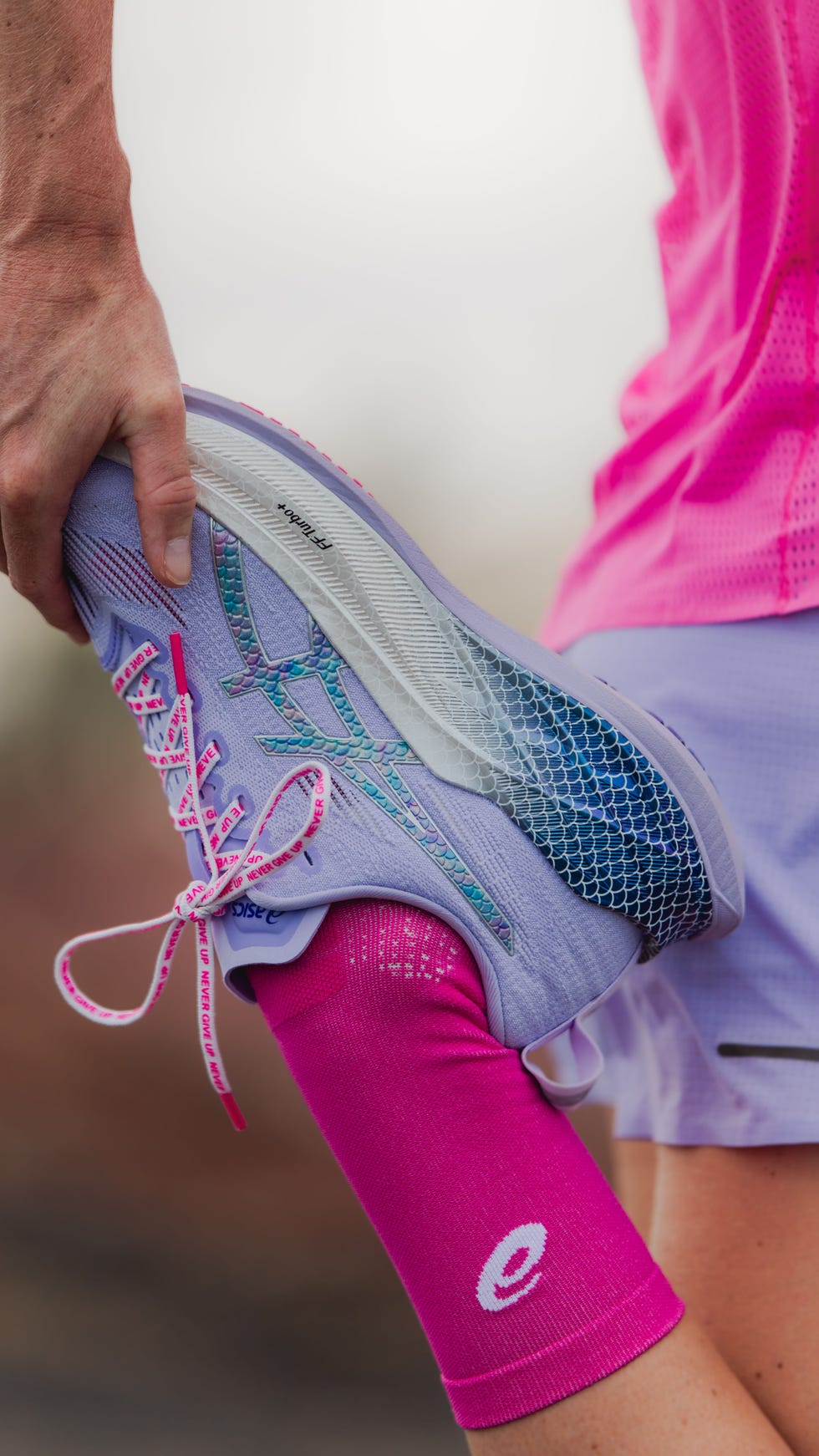 las zapatillas de running asics superblast 2 en color rosa sirena