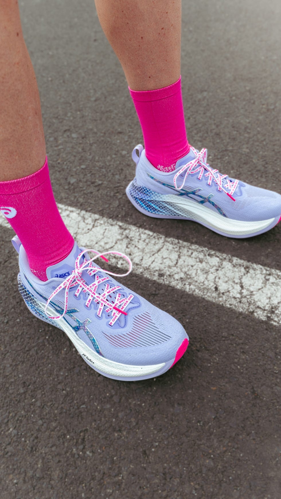 las zapatillas de running asics superblast 2 en color rosa sirena