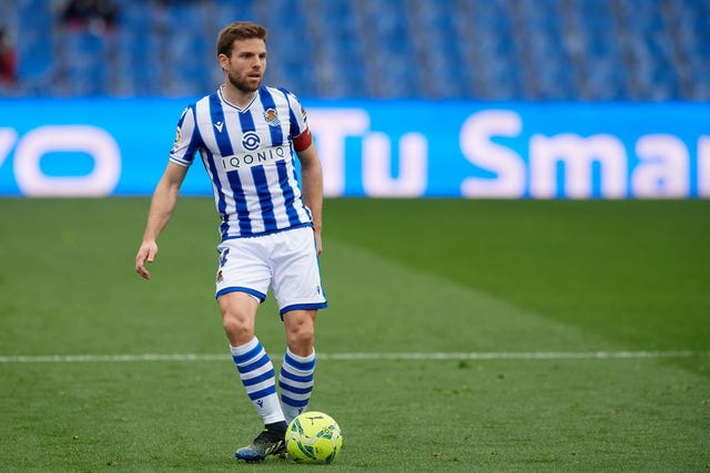 el jugadro de fútbol asier illaramendi en el real sociedad vs deportivo alaves