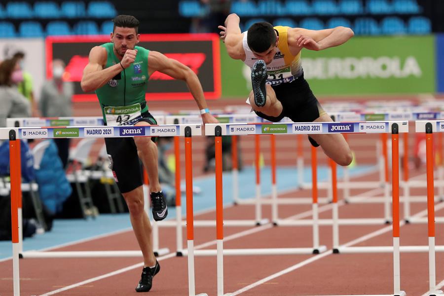 los atletas asier martínez d, campeón de españa de 60 metros vallas y vicente docavo i, este domingo durante el campeonato de españa de atletismo en pista cubierta