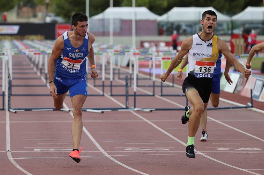 asier martínez cruza primero la meta para ganar el campeonato de españa