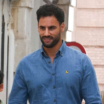 Asraf Beno caminando por la calle con camisa vaquera asraf beno caminando por la calle con camisa vaquera