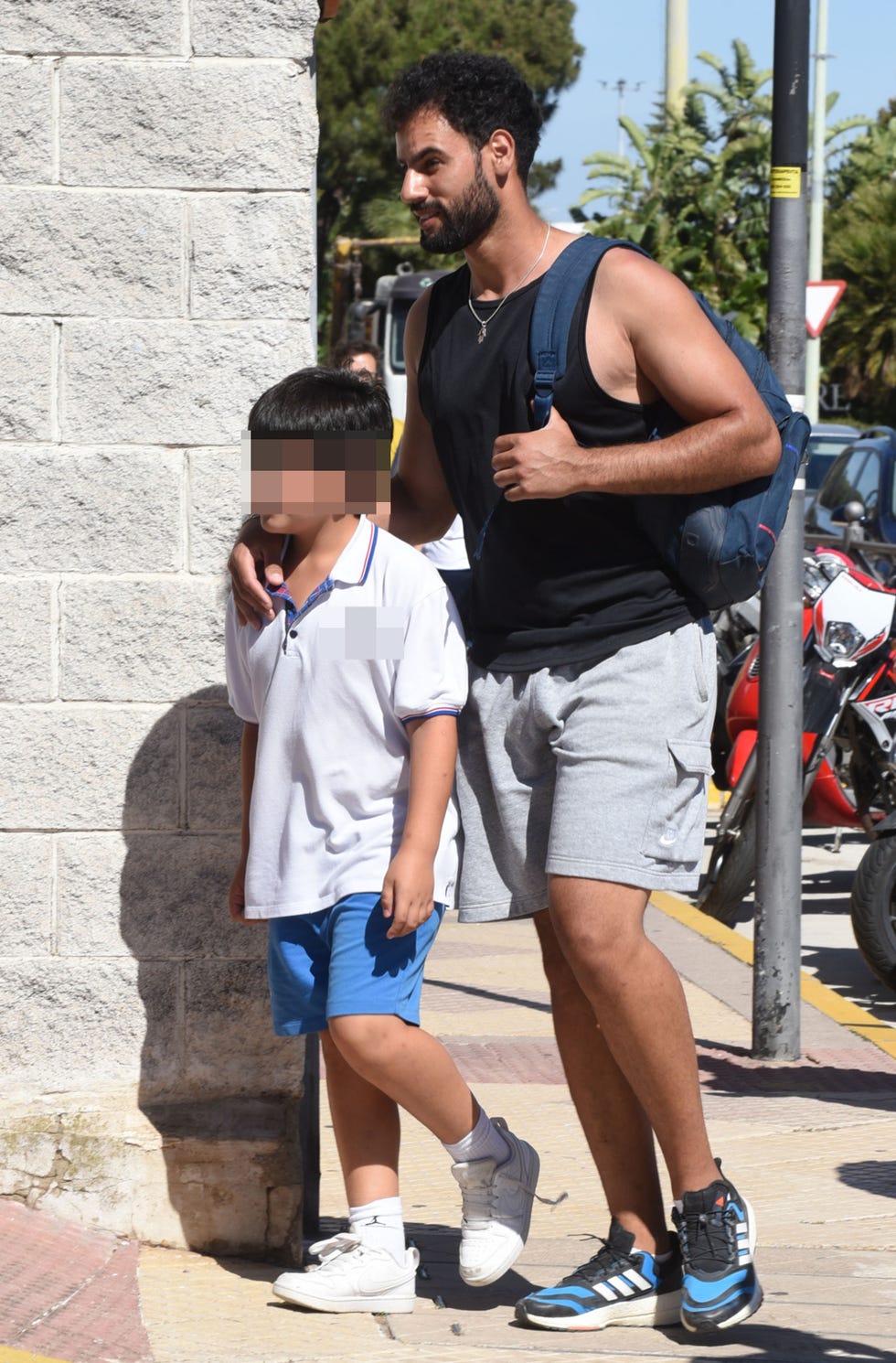 el marido de isa pantoja con alberto isla pantoja, hijo de su mujer, ambos con ropa deportiva
