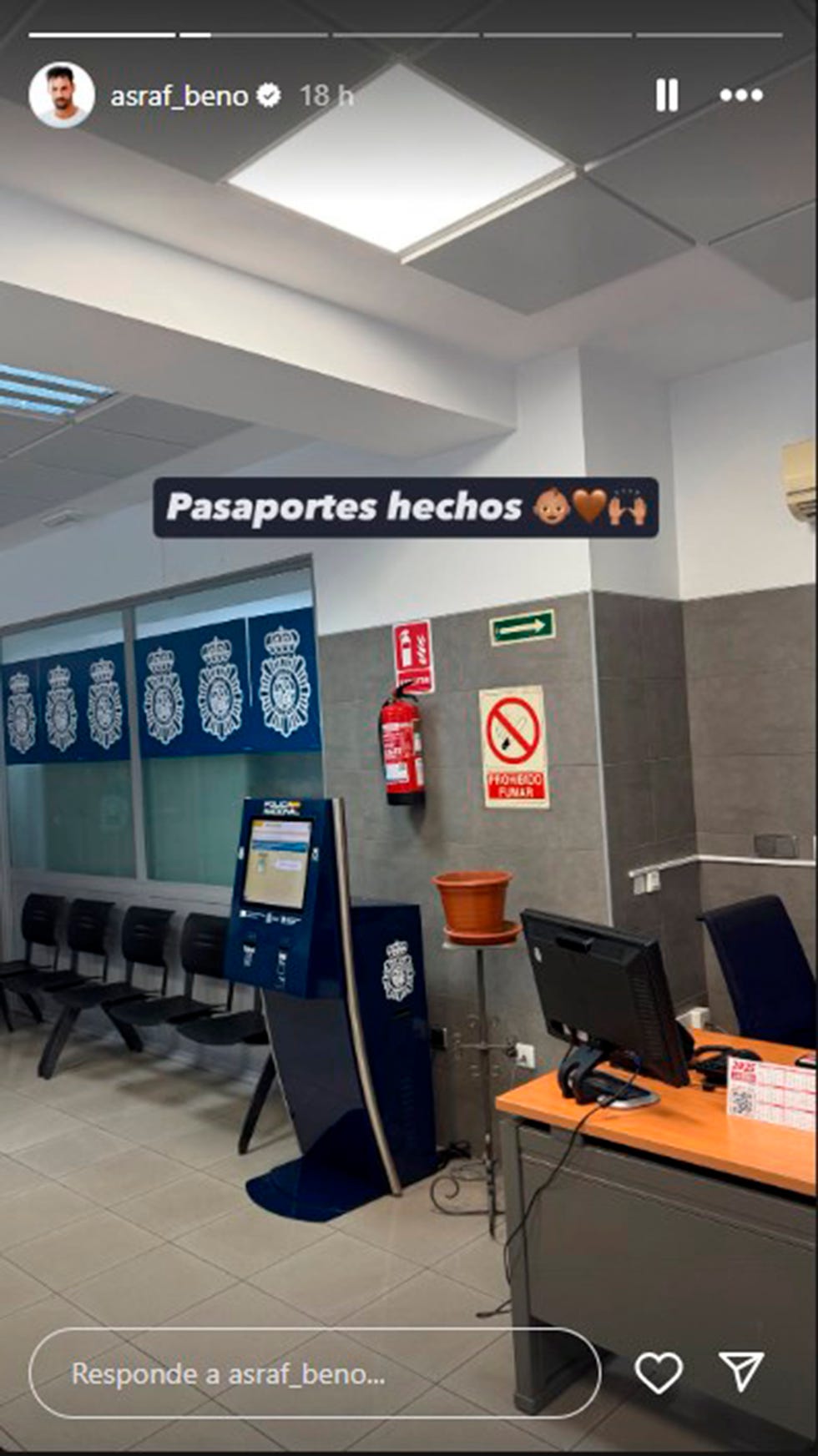 asraf beno acude a una comisaria de policia para hacerse su pasaporte y el de su hijo cairo
