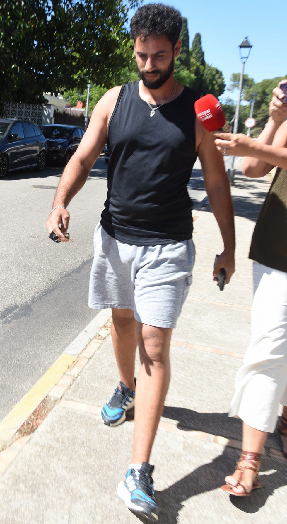 el marido de isa pantoja con ropa deportiva