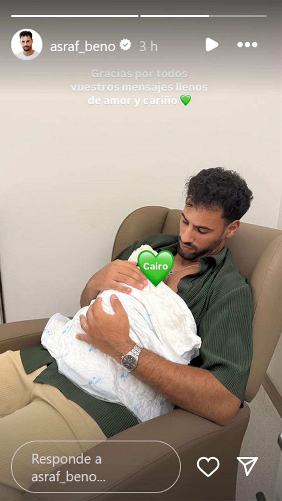 asraf beno con su hijo cairo en un sillon del hospital da las gracias por los mensajes de carino