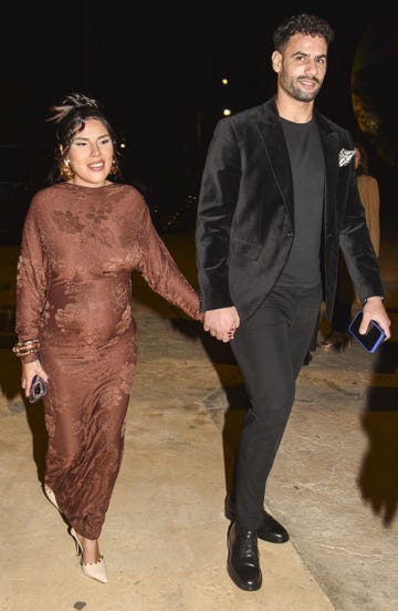 isa pantoja embarazada con vestido marron y su marido asref beno de negro a su llegada a unos premios