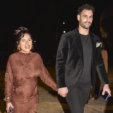 Isa Pantoja y Asraf Beno isa pantoja embarazada con vestido marron y su marido asref beno de negro a su llegada a unos premios