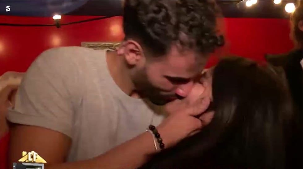 asraf beno e isa pantoja se besan en 'la casa fuerte 2'