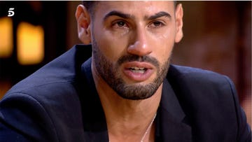 asraf beno rompe a llorar al hablar de las críticas a su enfermedad en el debate de 'la casa fuerte'
