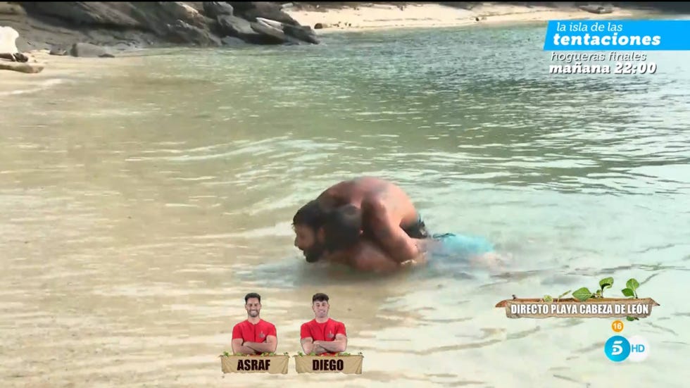 diego y asraf pelean en el agua
