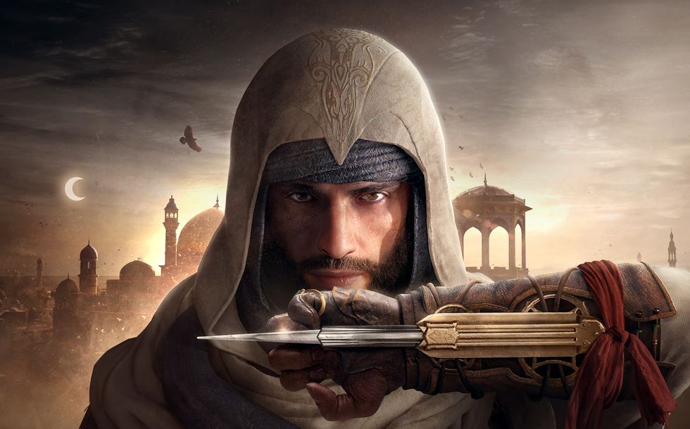 En Assassin's Creed Mirage, Basim mira hacia adelante con la mano izquierda hacia arriba mostrando su espada oculta, con viejos edificios de Bagdad, águilas y una luna al atardecer al fondo.