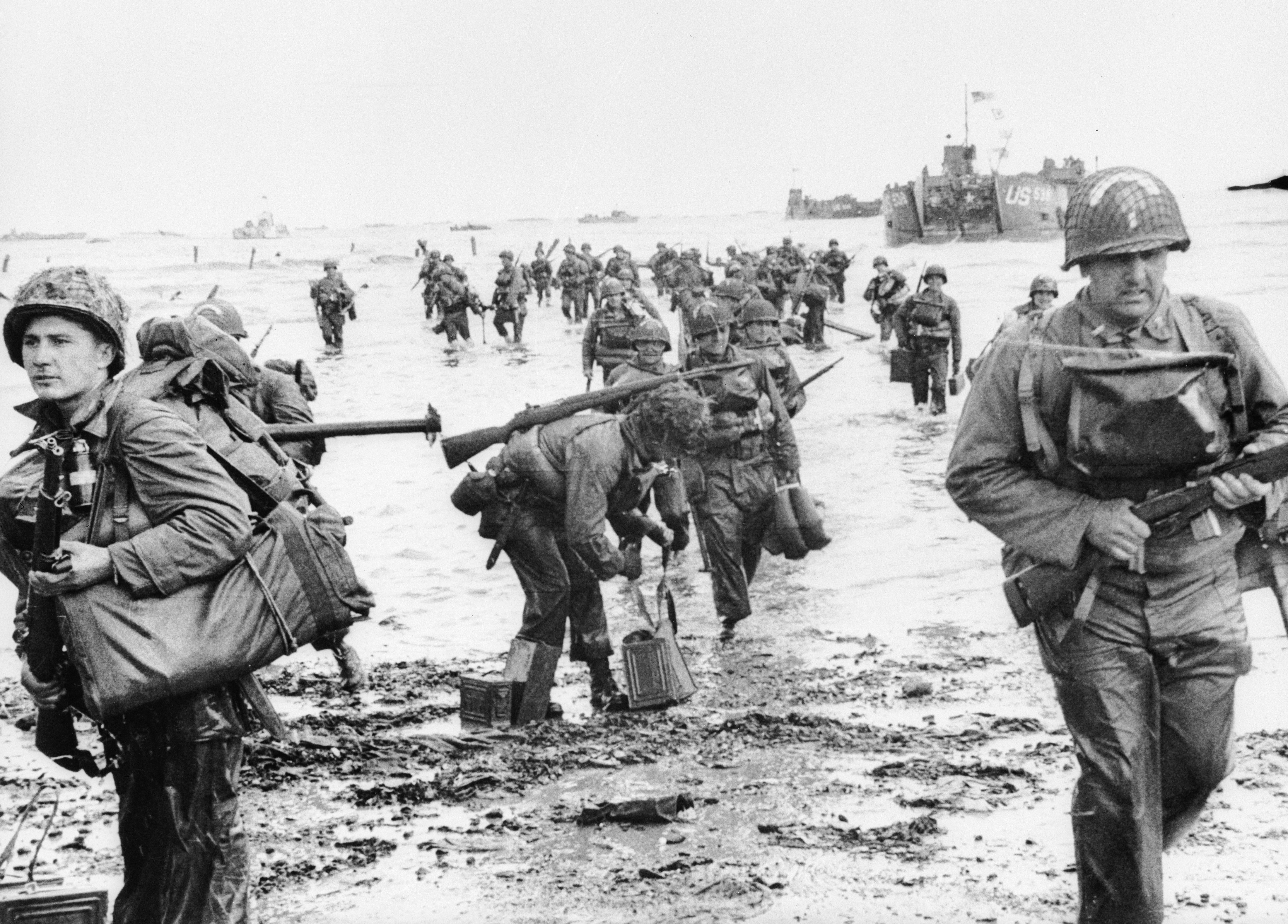 https://hips.hearstapps.com/hmg-prod/images/assault-troops-seen-here-landing-on-omaha-beach-during-the-news-photo-1686075189.jpg