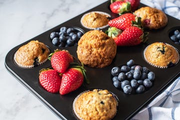bandeja de muffins y frutos rojos