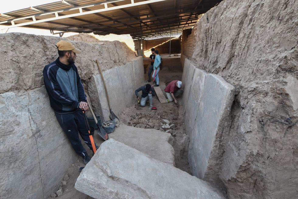 Het opgravingsteam aan het werk bij de Mashkipoort in Ninive Toen de archeologen met hun opgraving eenmaal onder het vloerniveau kwamen bleken er op de daarboven effen stenen panelen rijk gedetailleerde taferelen zichtbaar