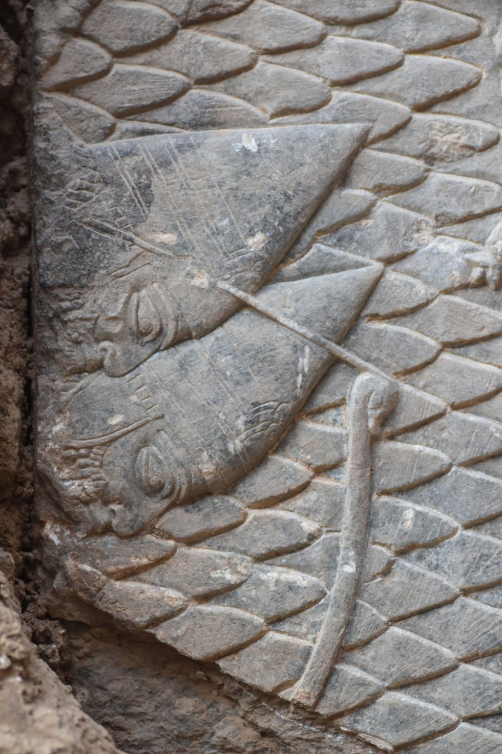 Assyrische boogschutters staan afgebeeld in een bergachtig landschap