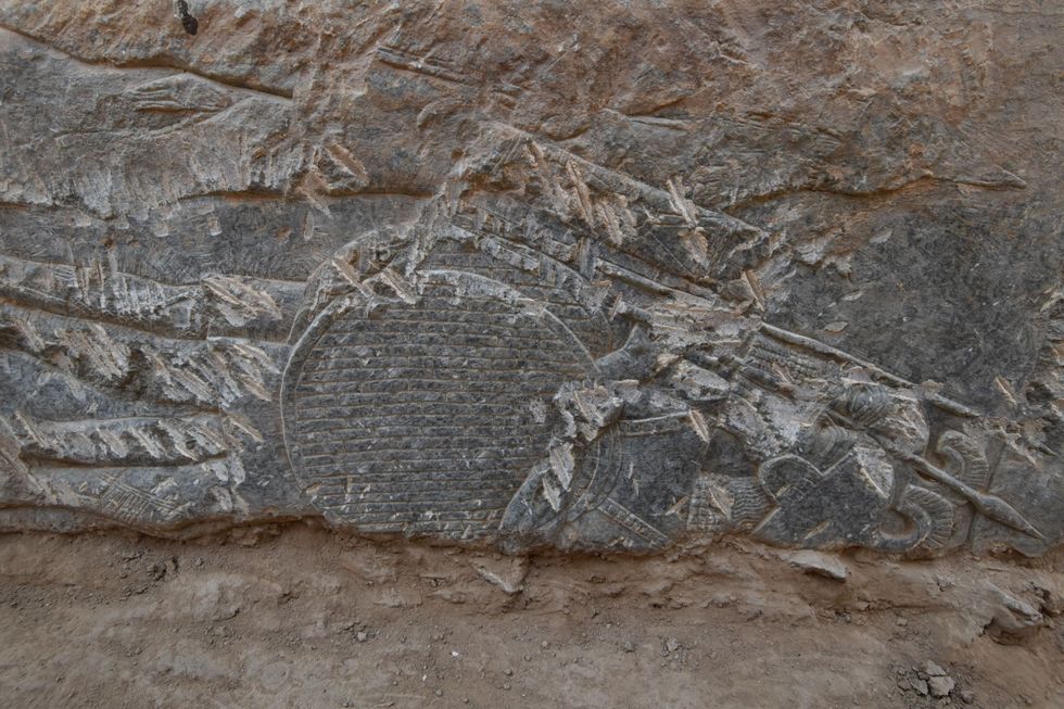 Een plaat waarop Assyrische soldaten staan afgebeeld De relifs lagen meer dan 2600 jaar onder de grond en overleefden niet alleen de plundering van Ninive in 612 vChr maar ook de verwoestingen door IS in de 21e eeuw