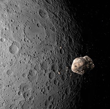 een planetoide beweegt langs de maan, met de aarde op de achtergrond