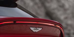 Aston Martin DBX - logotipo