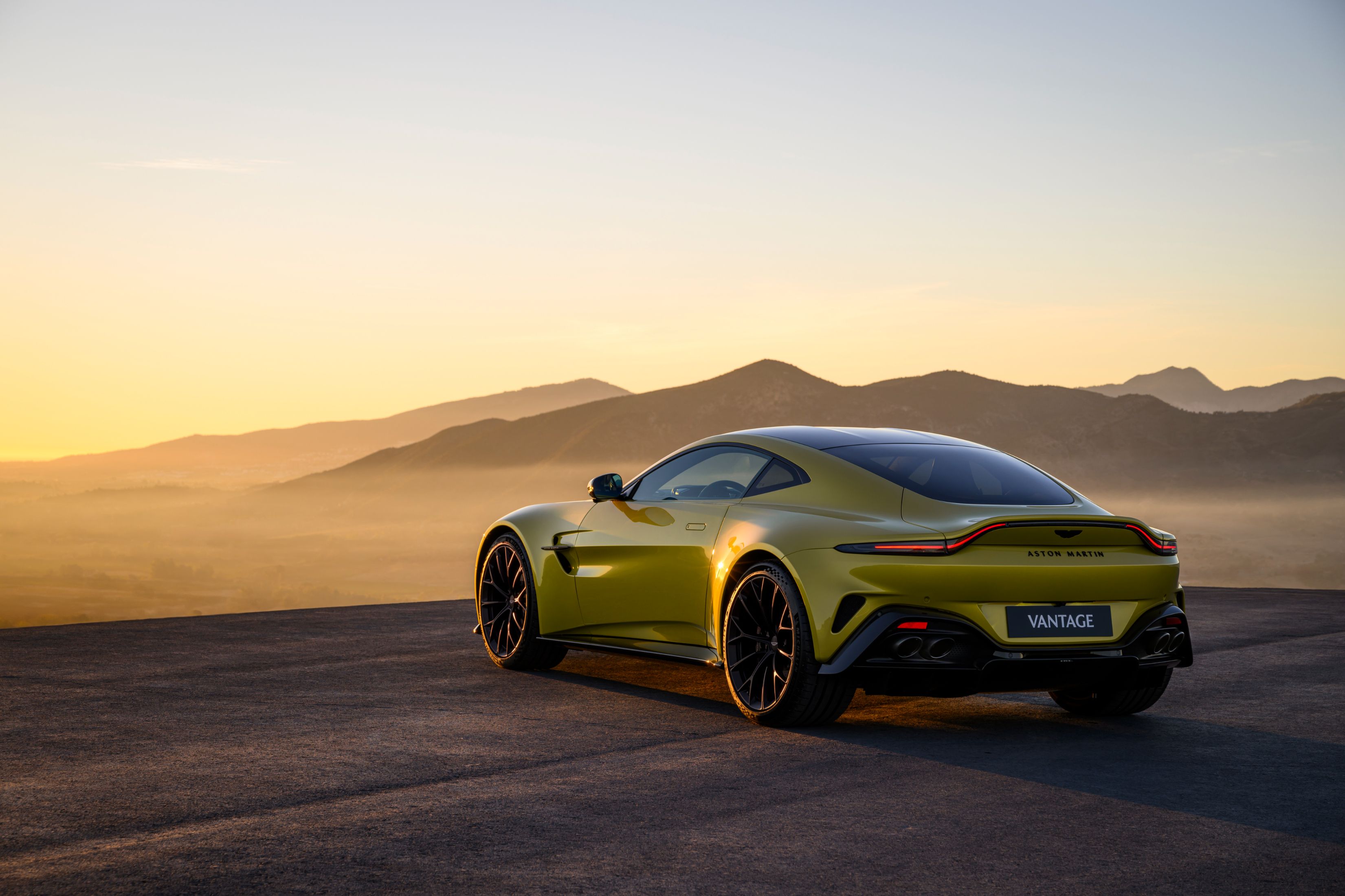 2020 Aston Martin Vantage Is the Best of Both Worlds