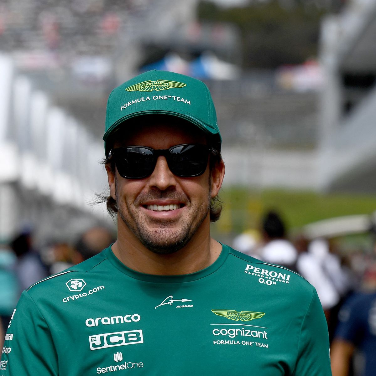 Completa el look de un verdadero fanático del equipo Aston Martin con  nuestra exclusiva Gorra del Piloto Fernando Alonso de la temporada…