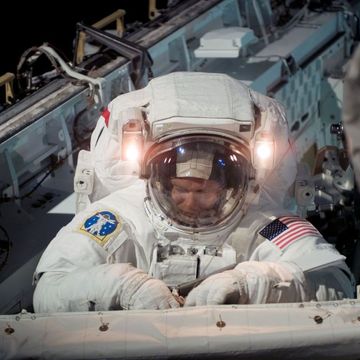 un astronauta trabaja en una misión de la estación espacial internacional