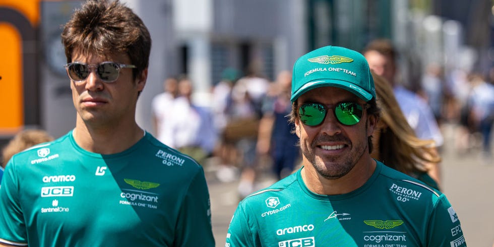 Lance Stroll y Fernando Alonso - GP Austria F1 2023 lance stroll y fernando alonso caminan por el paddock de f1 en austria