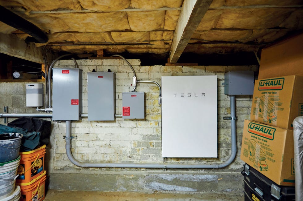 a tesla powerwall battery kicks in to power xavier gaucher’s home in la