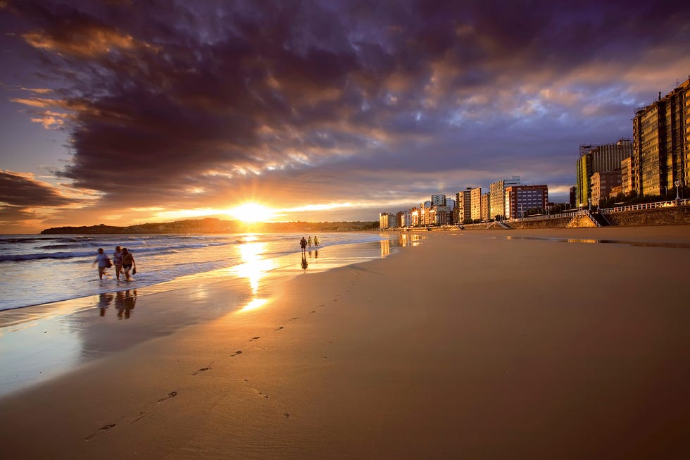 mejores atardeceres en españa en autocaravana y furgoneta camper playa san lorenzo de gijón en asturias