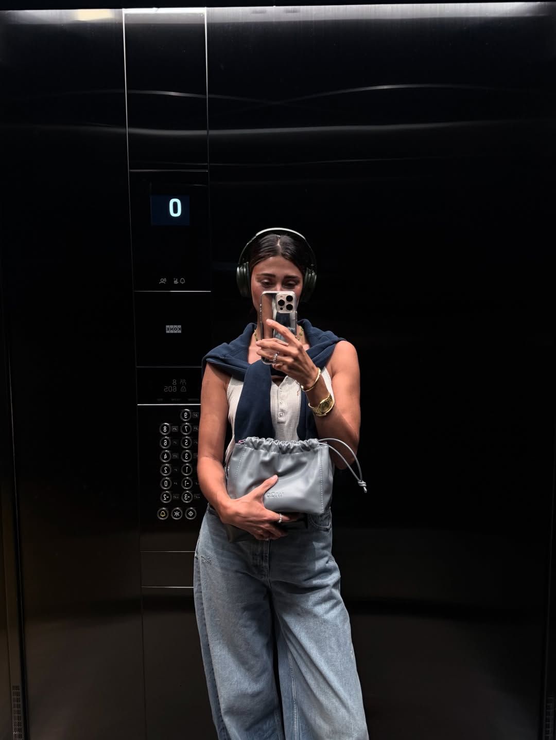 Belén Rodríguez conferma la tendenza dei jeans larghi per l'autunno 2025