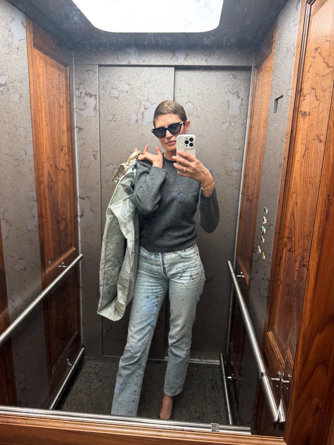 Dritti e versatili, questi jeans di Bianca Balti sono perfetti per l'autunno